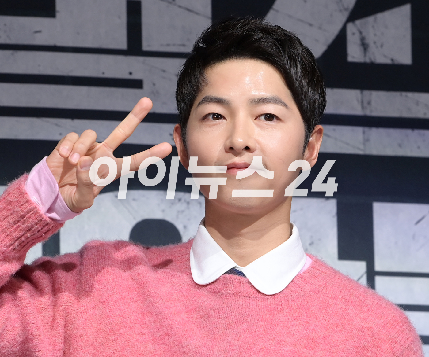 배우 송중기가 17일 오후 서울 여의도동 페어몬트 엠버서더호텔에서 열린 JTBC 새 금토일 드라마 &#39;재벌집 막내아들&#39; 제작발표회에 참석하고 있다. [사진=정소희 기자]