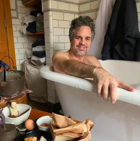 마크 러팔로가 욕조에서 미소를 지으며 사진을 찍고 있다.