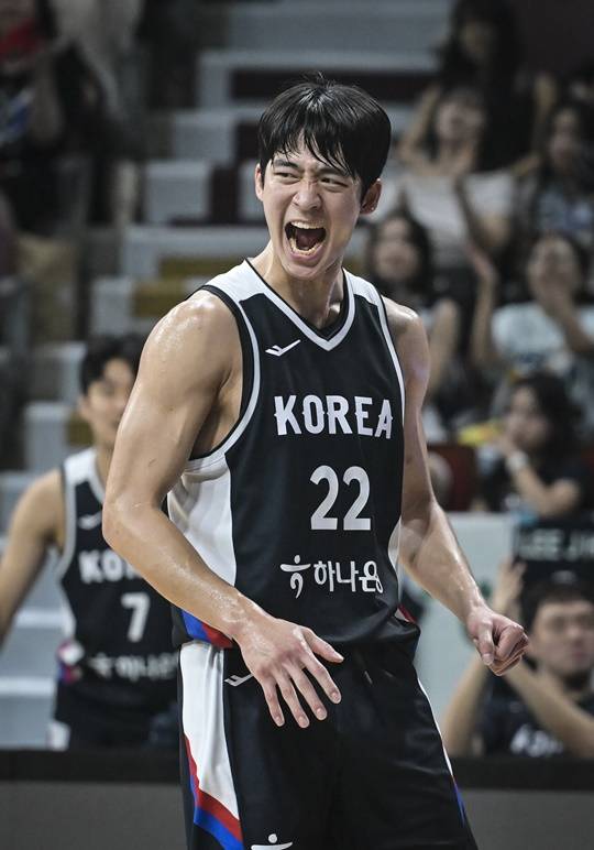 득점 후 포효하는 여준석 이미지