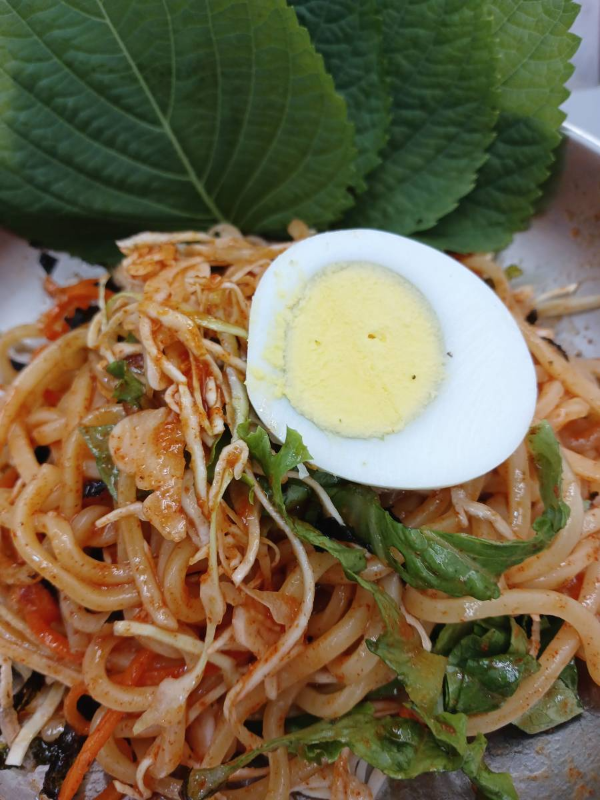 김밥처럼 쫄면 위 계란