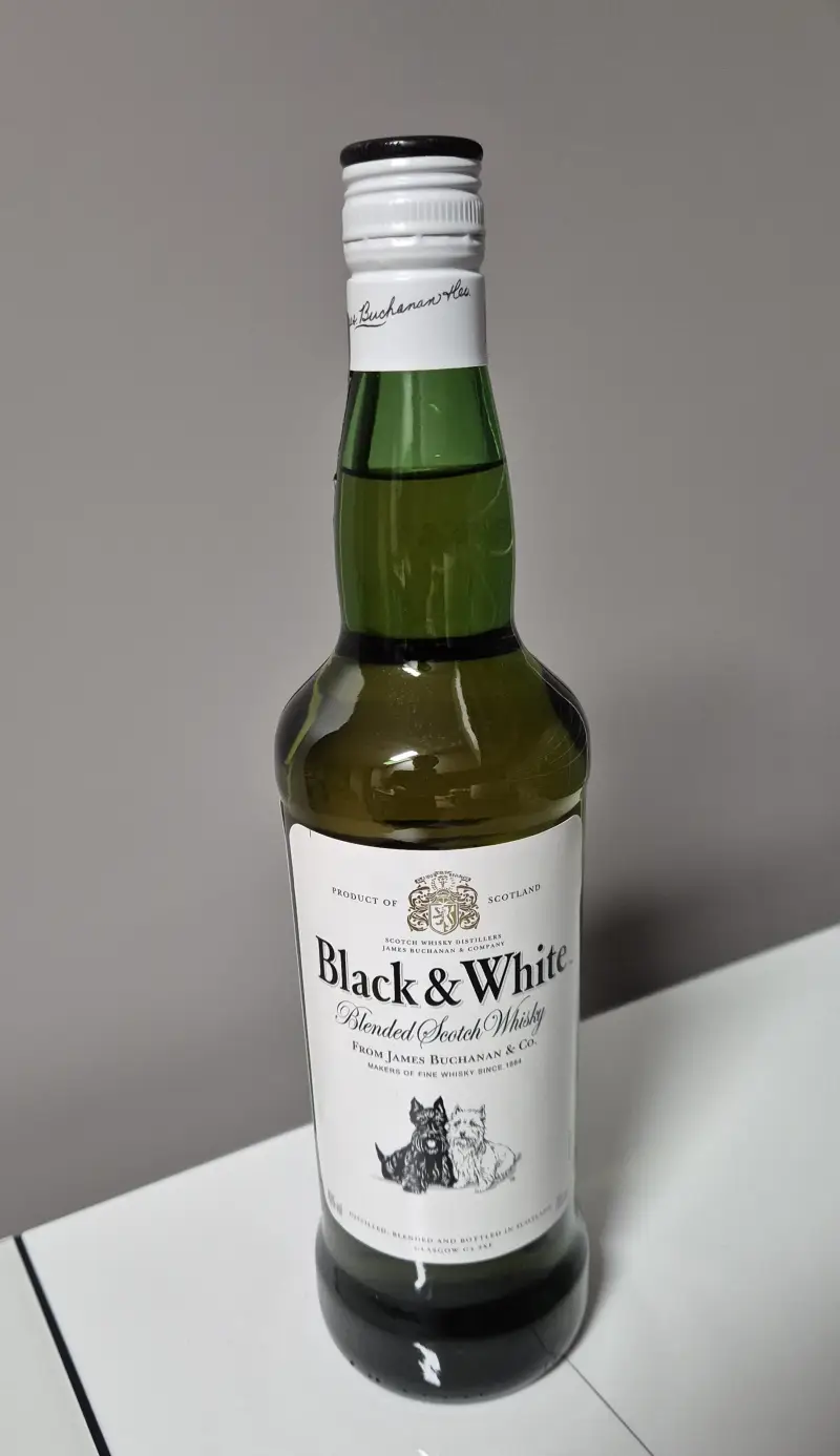 블랙앤화이트 병 사진