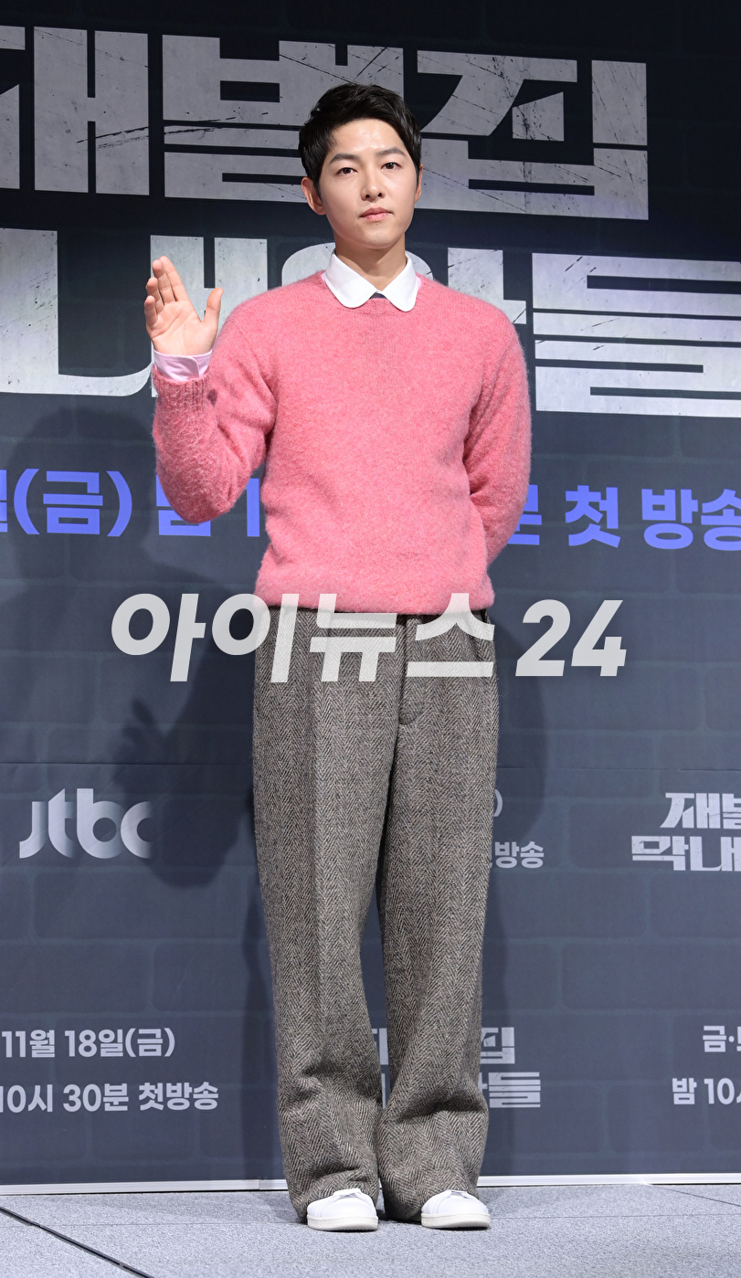 배우 송중기가 17일 오후 서울 여의도동 페어몬트 엠버서더호텔에서 열린 JTBC 새 금토일 드라마 '재벌집 막내아들' 제작발표회에 참석하고 있다. [사진=정소희 기자]