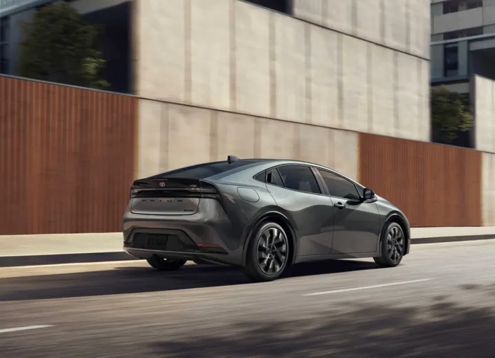 5세대 토요타 프리우스 후측면