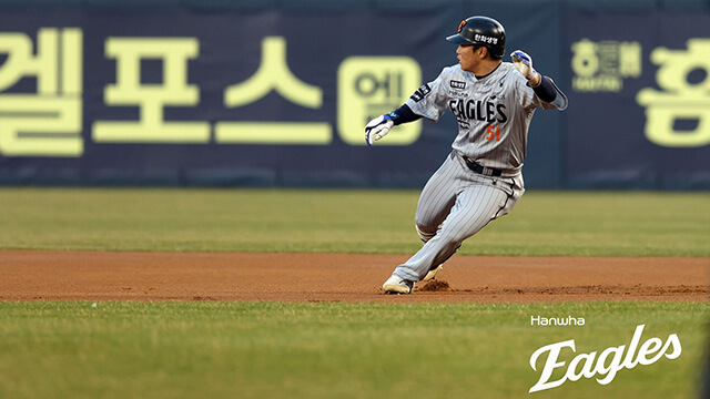 한화 이글스, 35년 만의 '한 이닝 5도루' 진기록 달성! 두산전 승리 이끌다