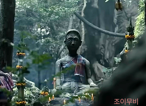 악령에 맞서는 의미로 내세워지는 바얀신의 조각상