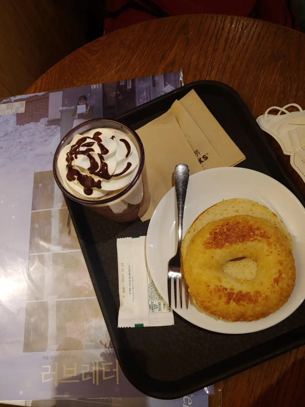 스타벅스-센트럴F1점-레브레터-A3-기념-포스터와-함께