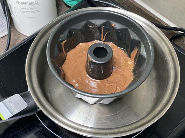 케이크틀에 반죽을 넣었다