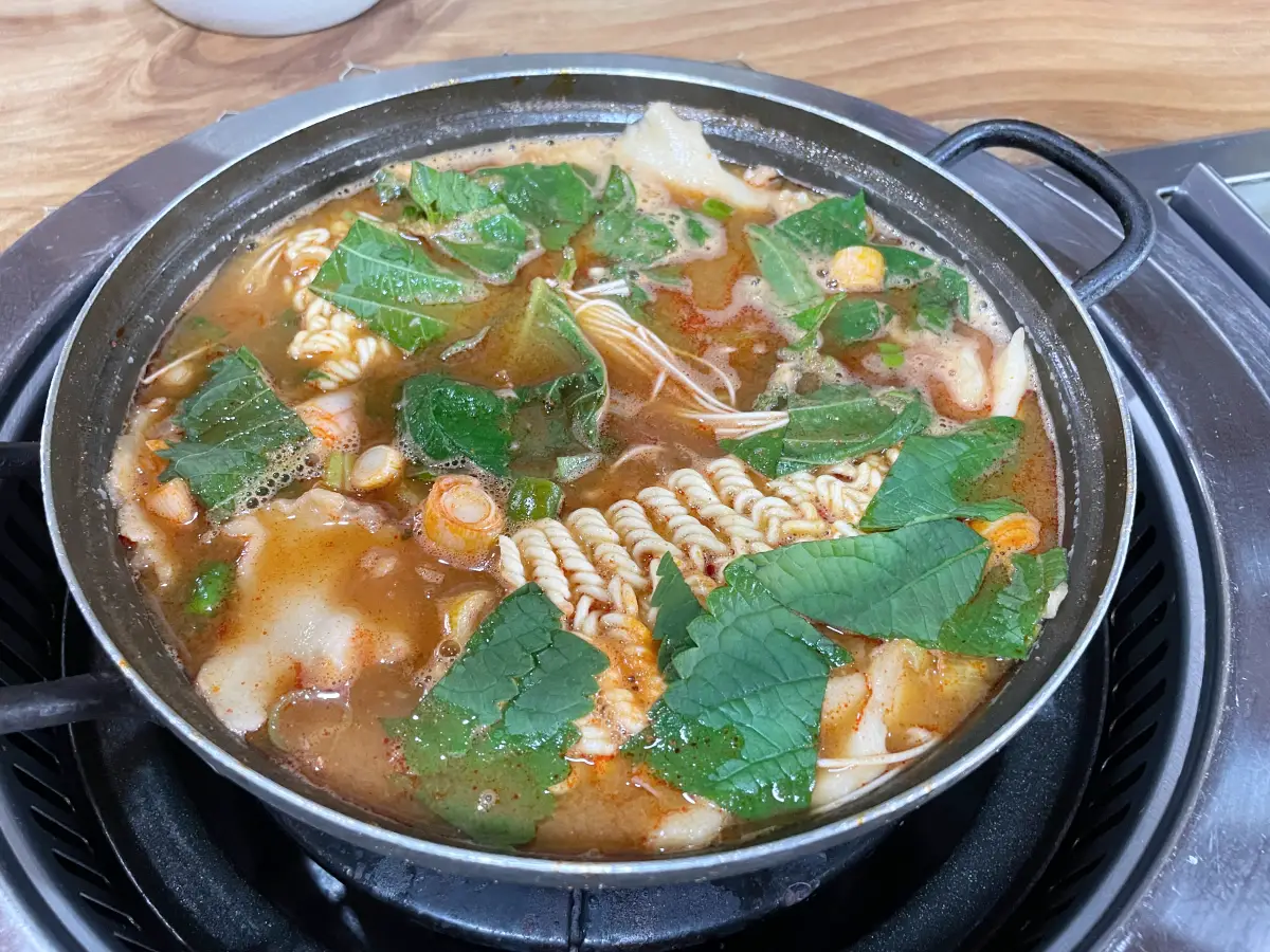어죽 모습 빨간 국물의 라면과 깻잎이 들어있는 모습