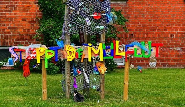 폐자재를 활용해 완성된 조형물 예시