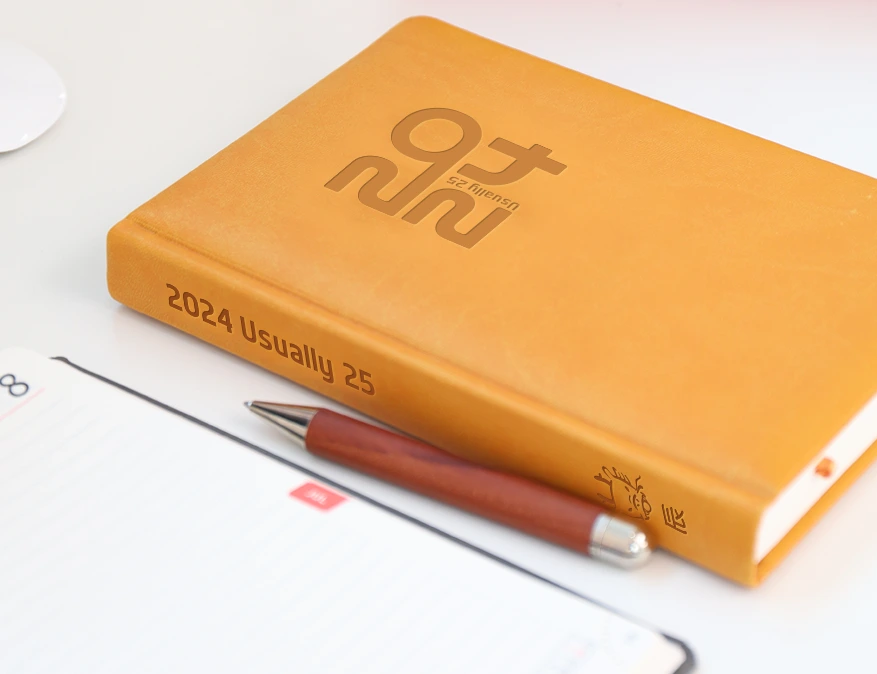 노란색-양지-다이어리가-책상-위에-놓여있는-사진