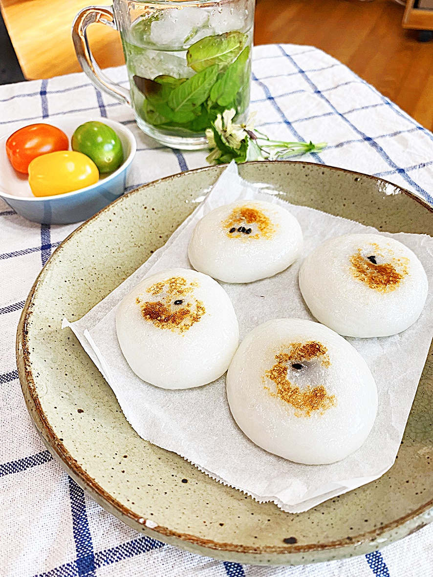 구운 잔기지떡과 민트차