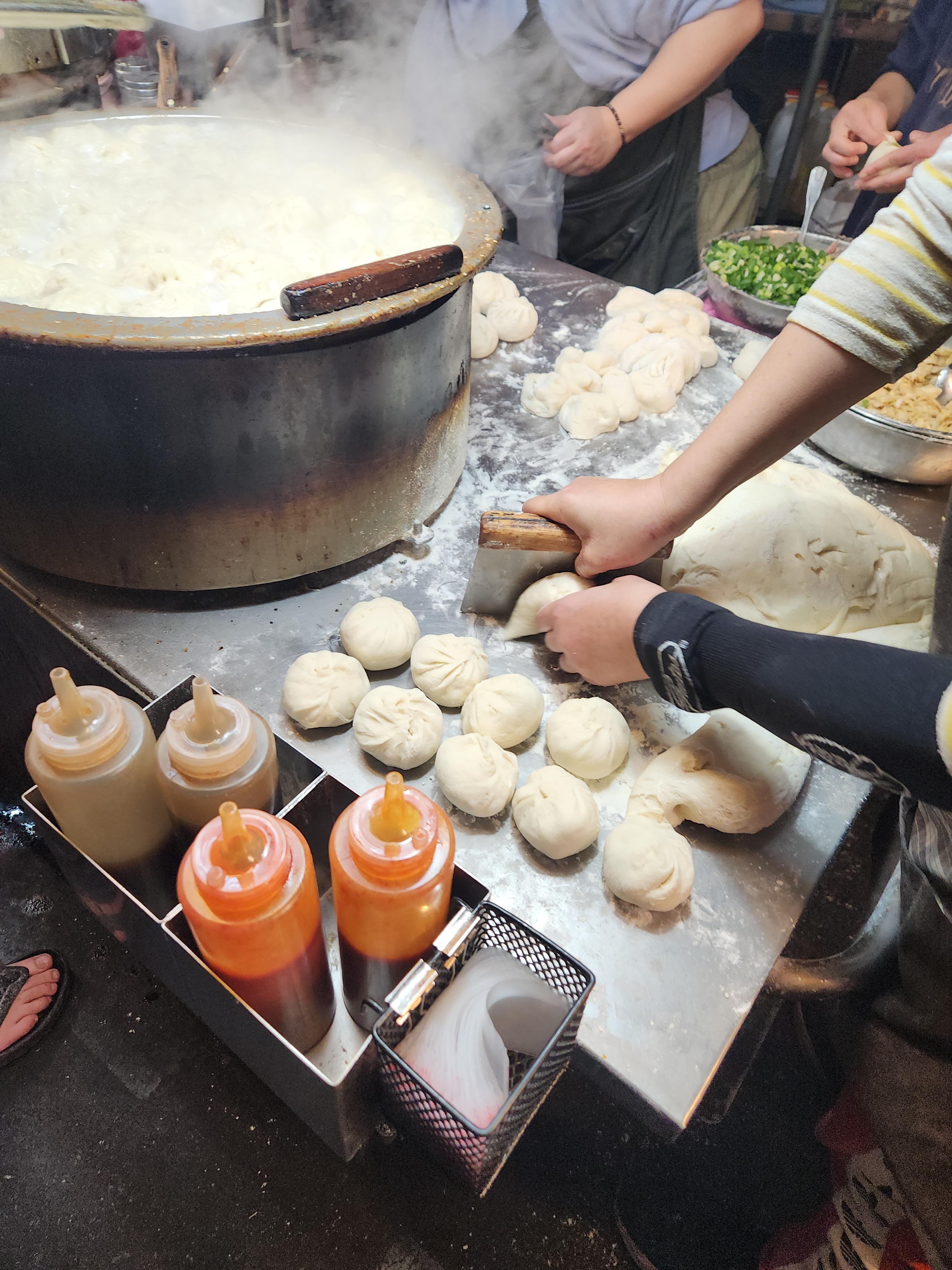 타이베이 스트릿 푸드: 스린 야시장과 라오허제 야시장 및 시먼 탐방_스린_만두 만드는 모습