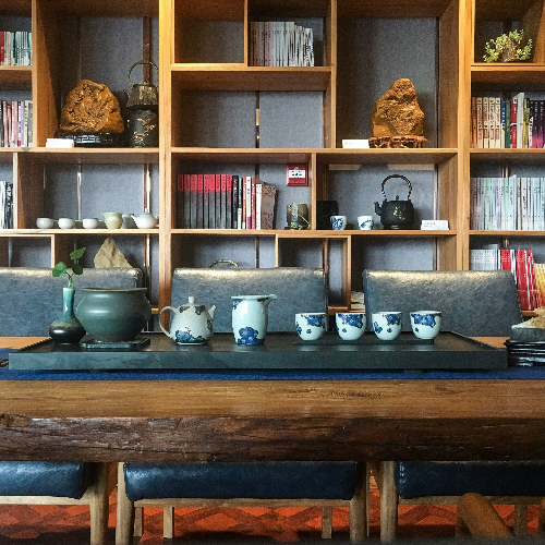 디지털 기기와 책을 함께 배치하는 인테리어 팁과 아이디어