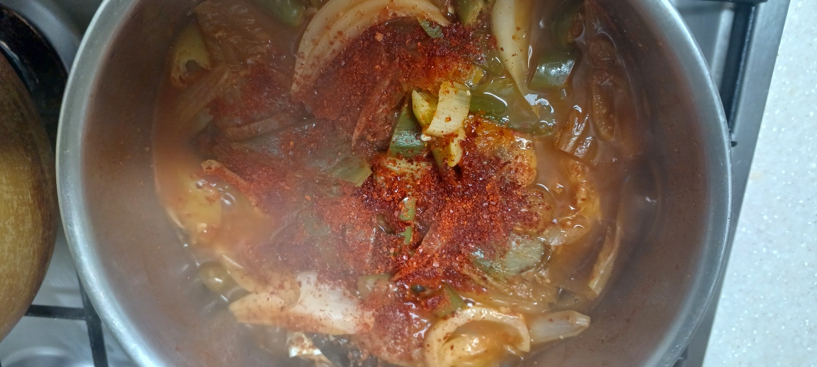 고춧가루로 양념 더하기