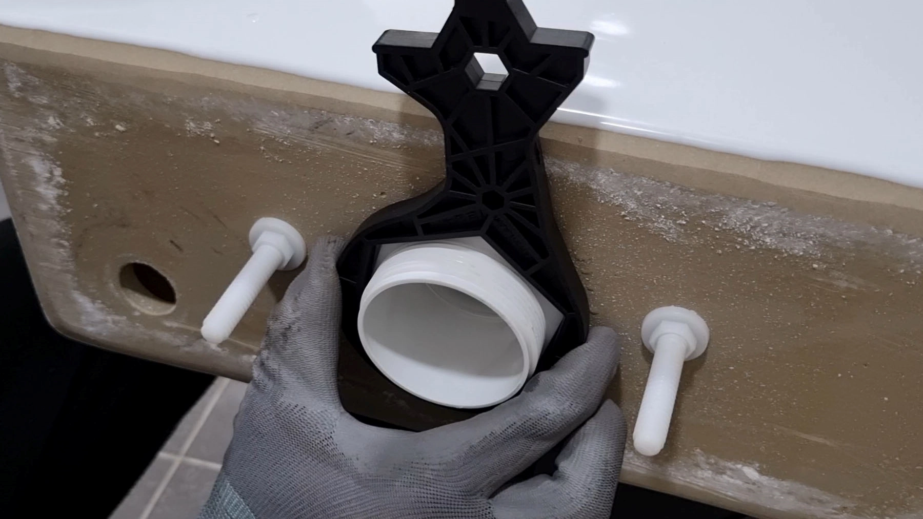 양변기 렌치 사용 모습