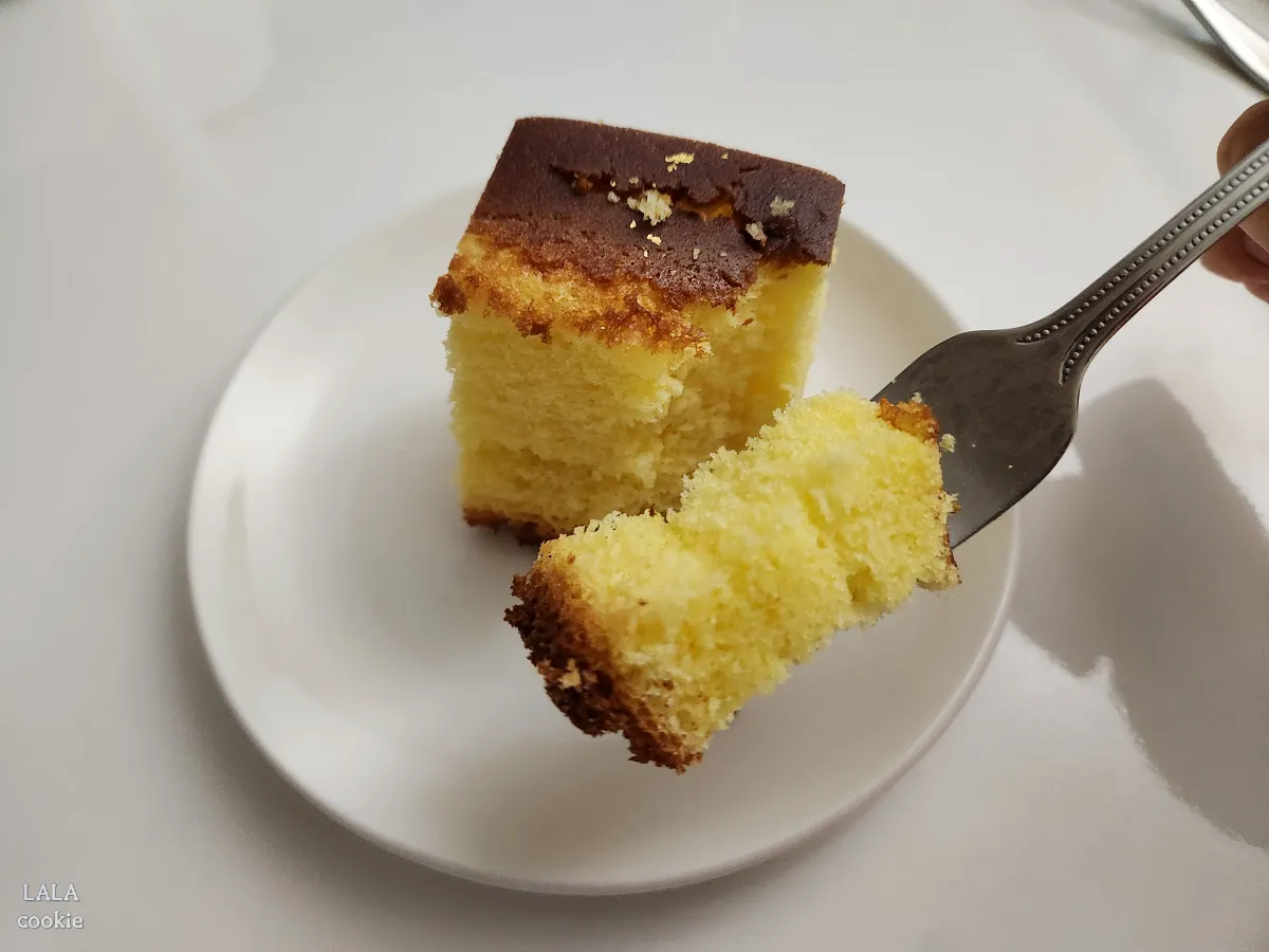 대구-중구-베이커리-카페-대봉정-카스테라를-포크로-집은-모습