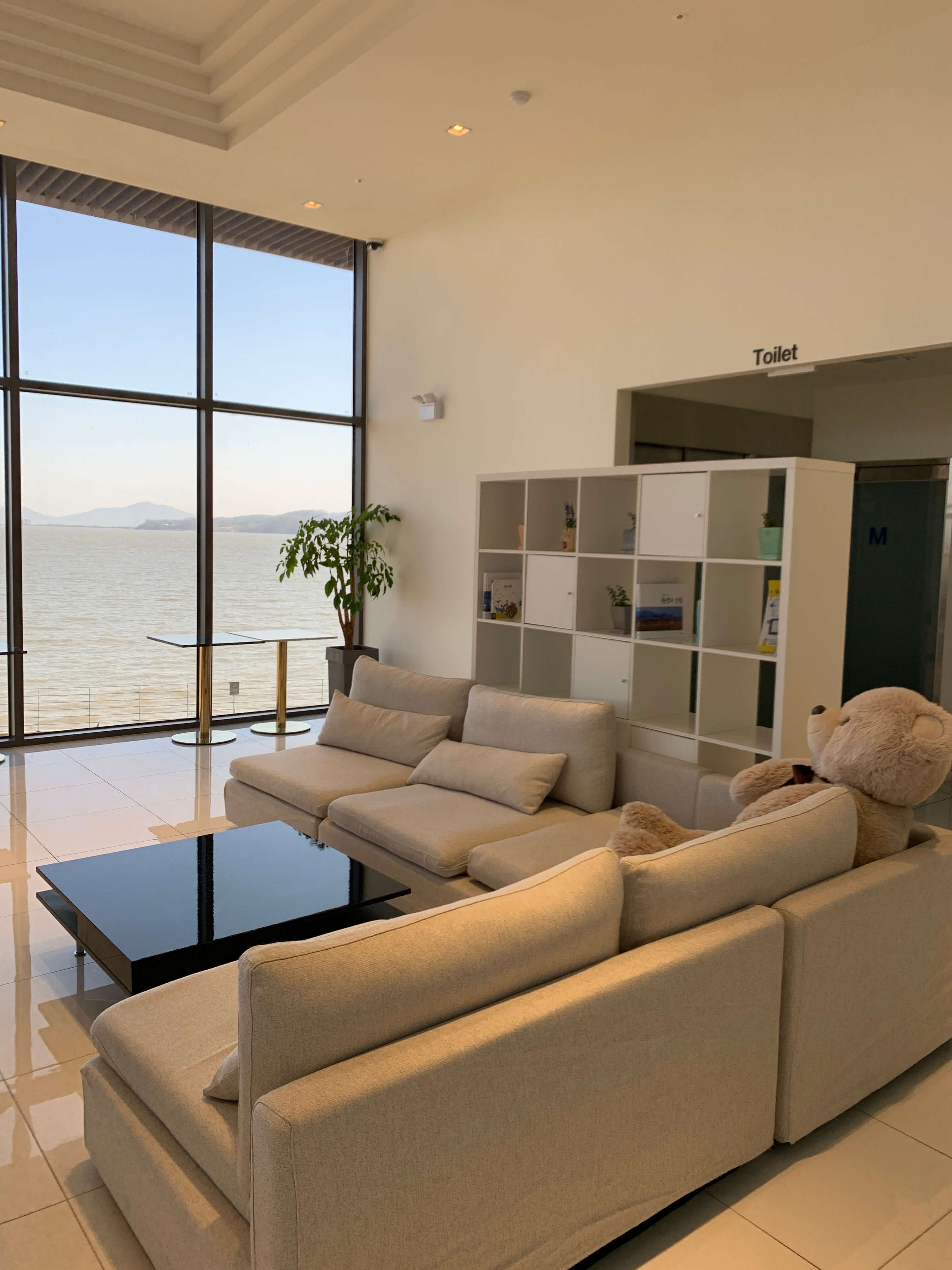 6인이 앉을 수 있는 쇼파자리