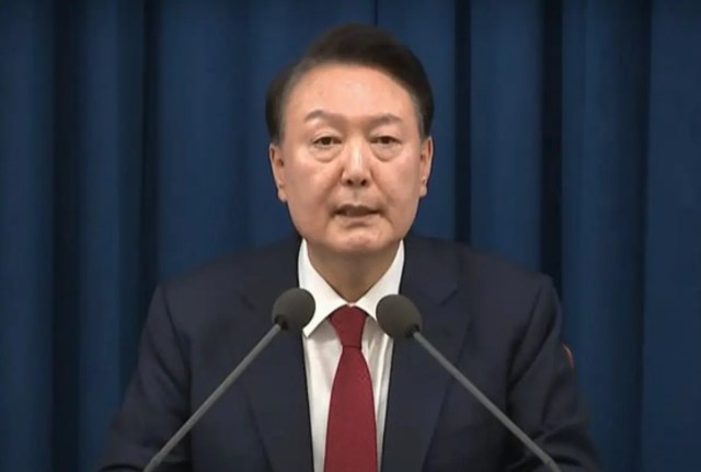 윤 대통령은 야당의 ‘입법 독재’와 ‘국정 마비’를 이유로 비상계엄을 선포하였다.