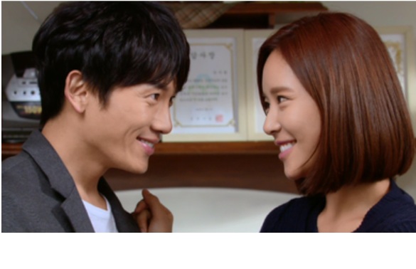 드라마 비밀의 민혁과 유정이 서로 바라보며 활짝 웃는 모습