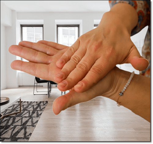 손톱에 바세린 바르는 주부 