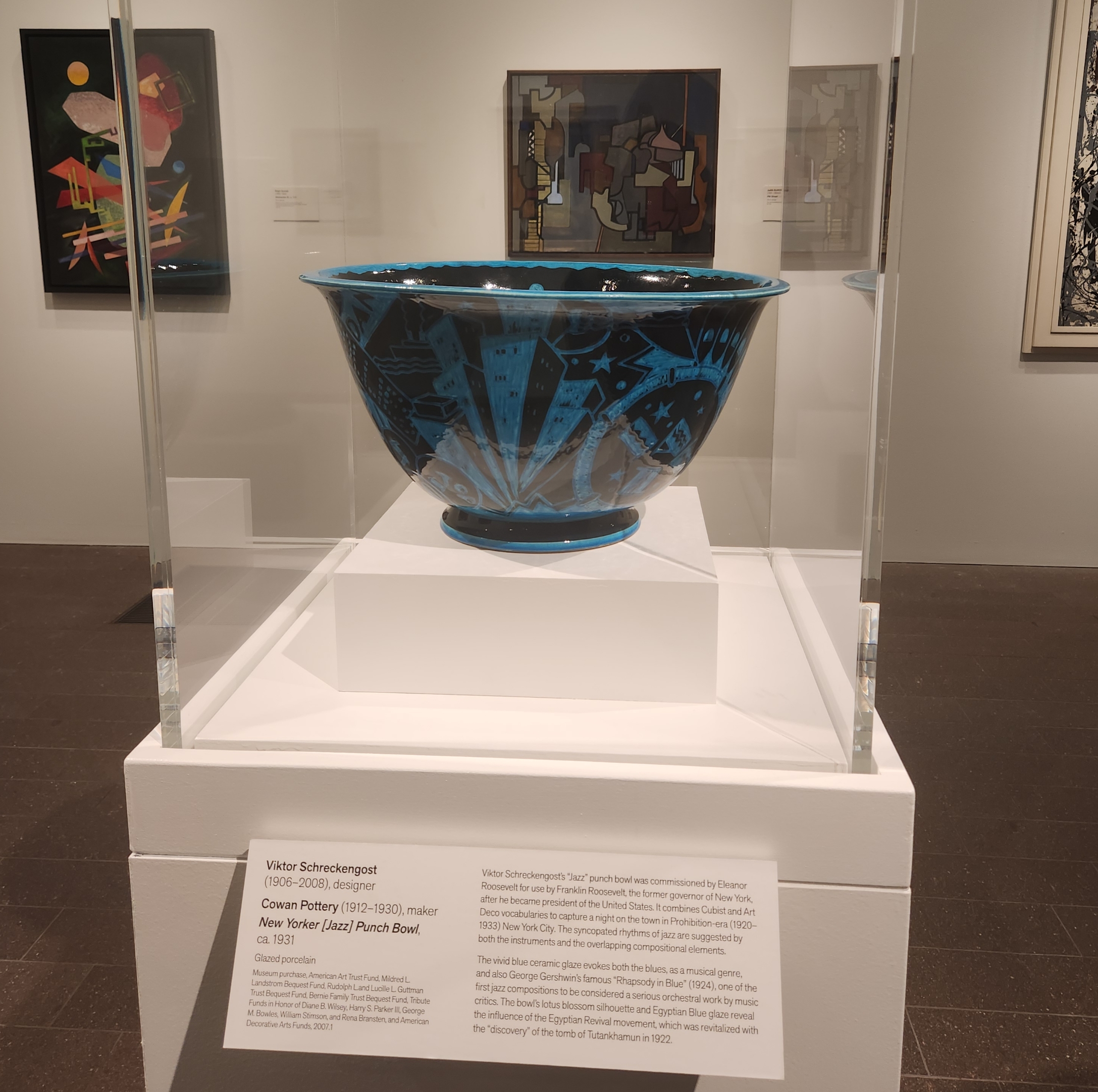 빅토르 스크레첸고스트의 1931년 도자기 작품 재즈 펀치 볼 을 보여주는 이미지