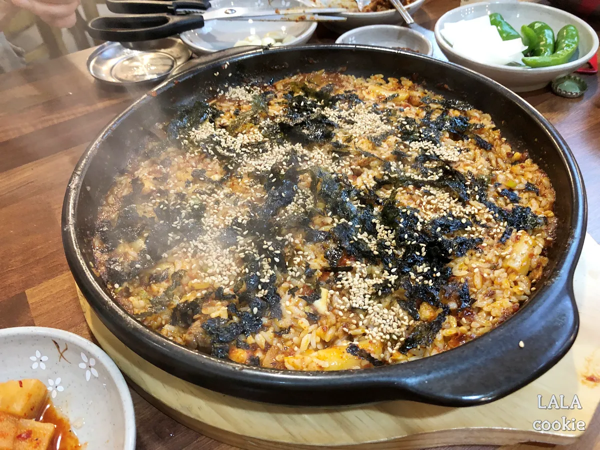 창원-마산합포구-댓거리-맛집-시현면옥-볶음밥-김과-깨가-뿌려짐