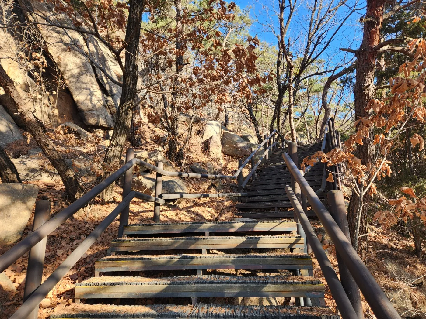 북한산-둘레길-나무데크-오르막