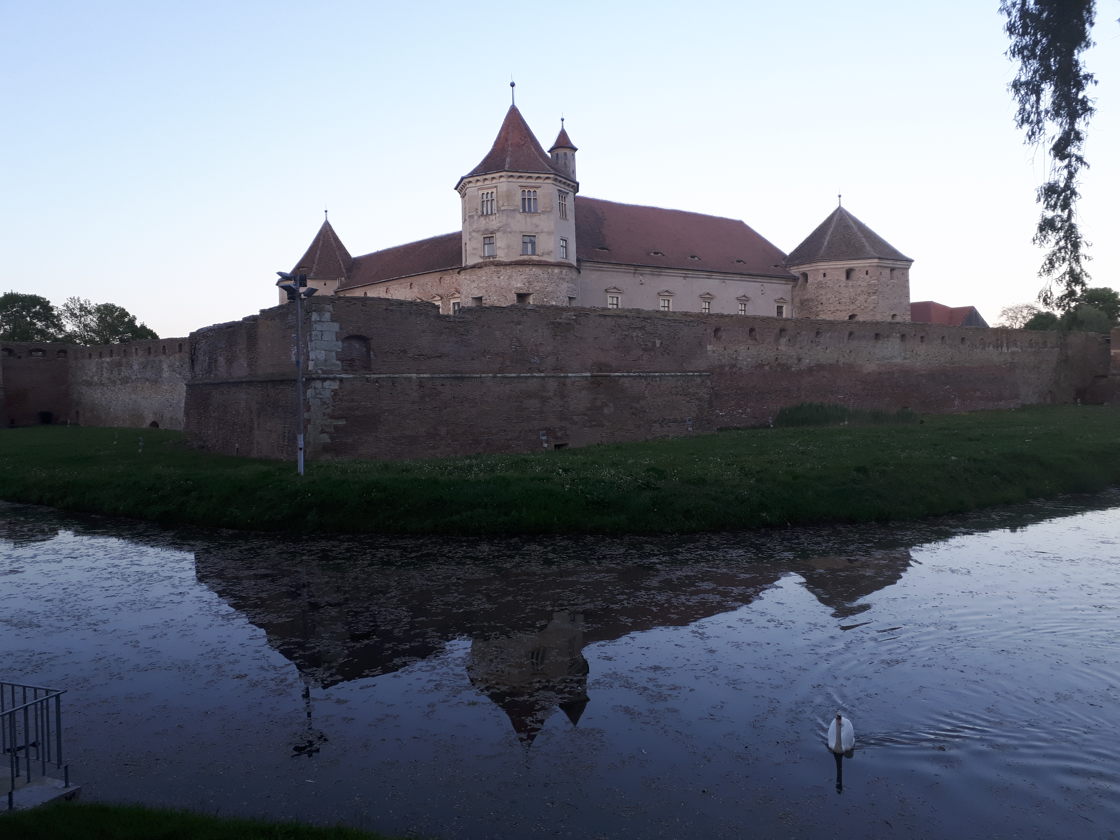 루마니아 퍼거라슈 물에 비친 퍼거라슈 요새