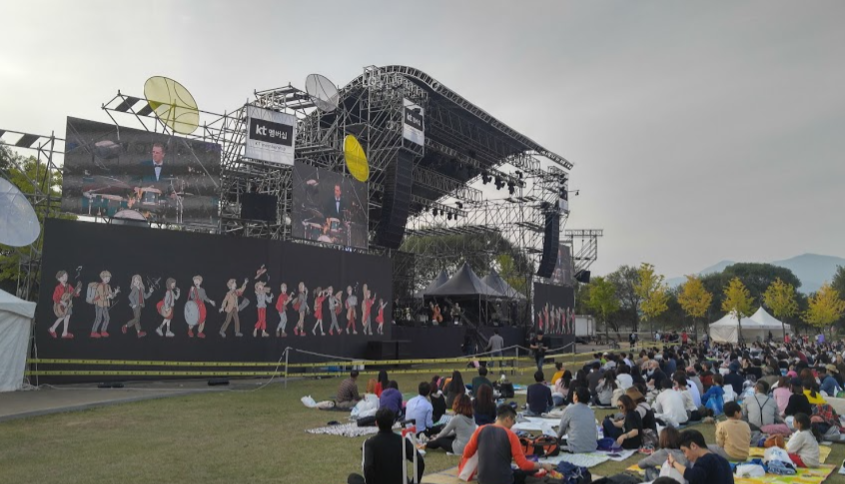 라섬 재즈 패스티벌 축제를 즐기는 캠핑족과 방문객