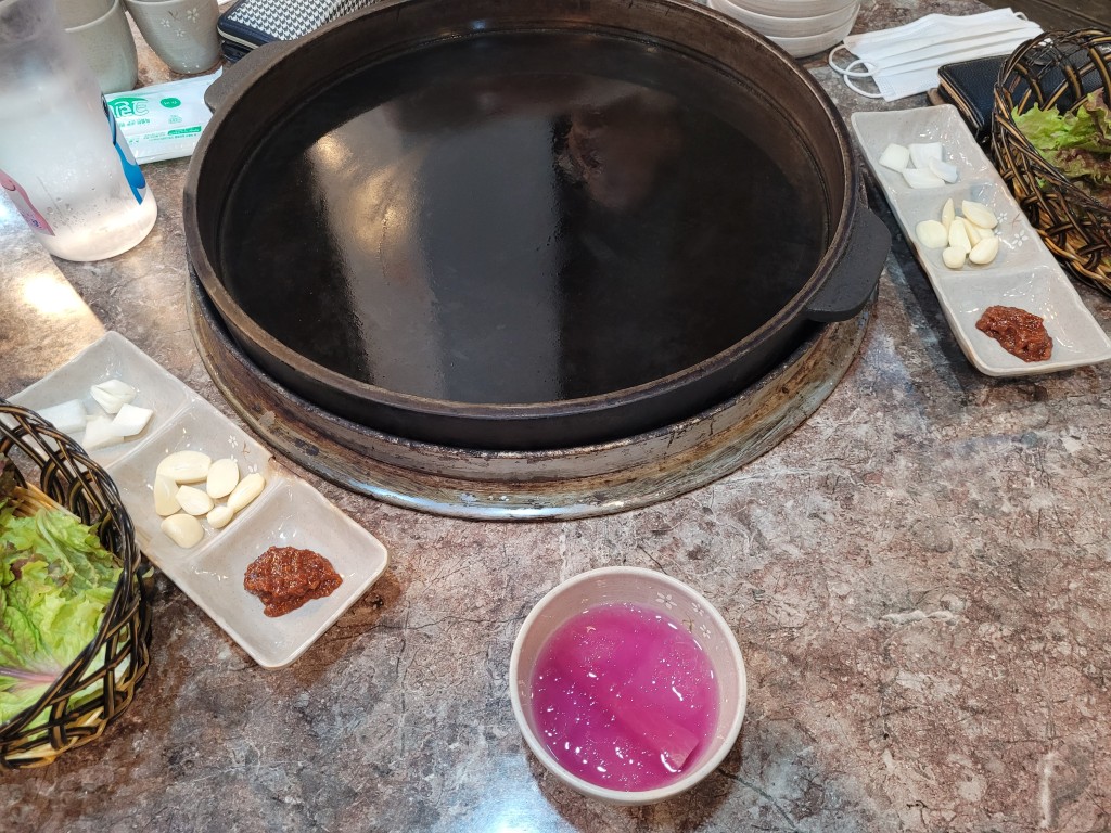 홍천 닭갈비 맛집 시원한 물김치와 불판