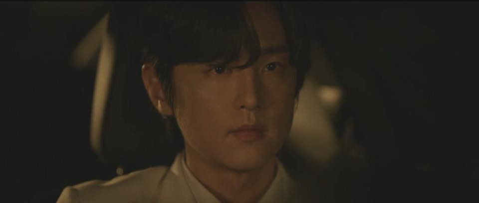 운전석에 앉아있는 방제수의 모습