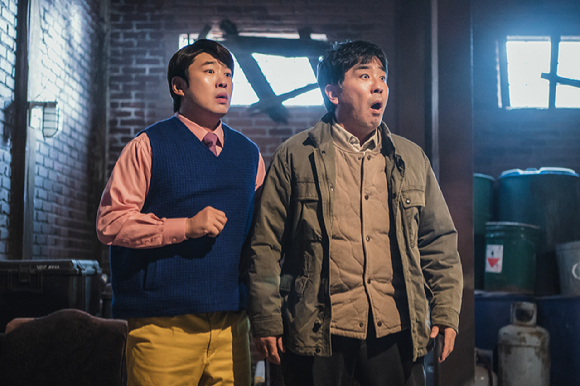 배우 안재홍과 류승룡이 넷플릭스 시리즈 '닭강정'(감독 이병헌)에서 열연하고 있다. [사진=넷플릭스]