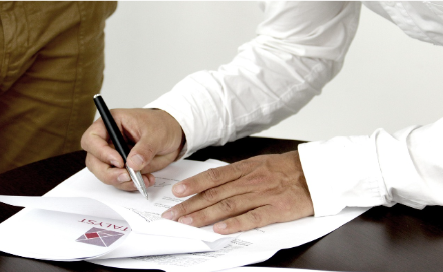 전세 계약서를 작성하며 서명하는 모습, 계약 전 확인의 중요성을 상징하는 장면