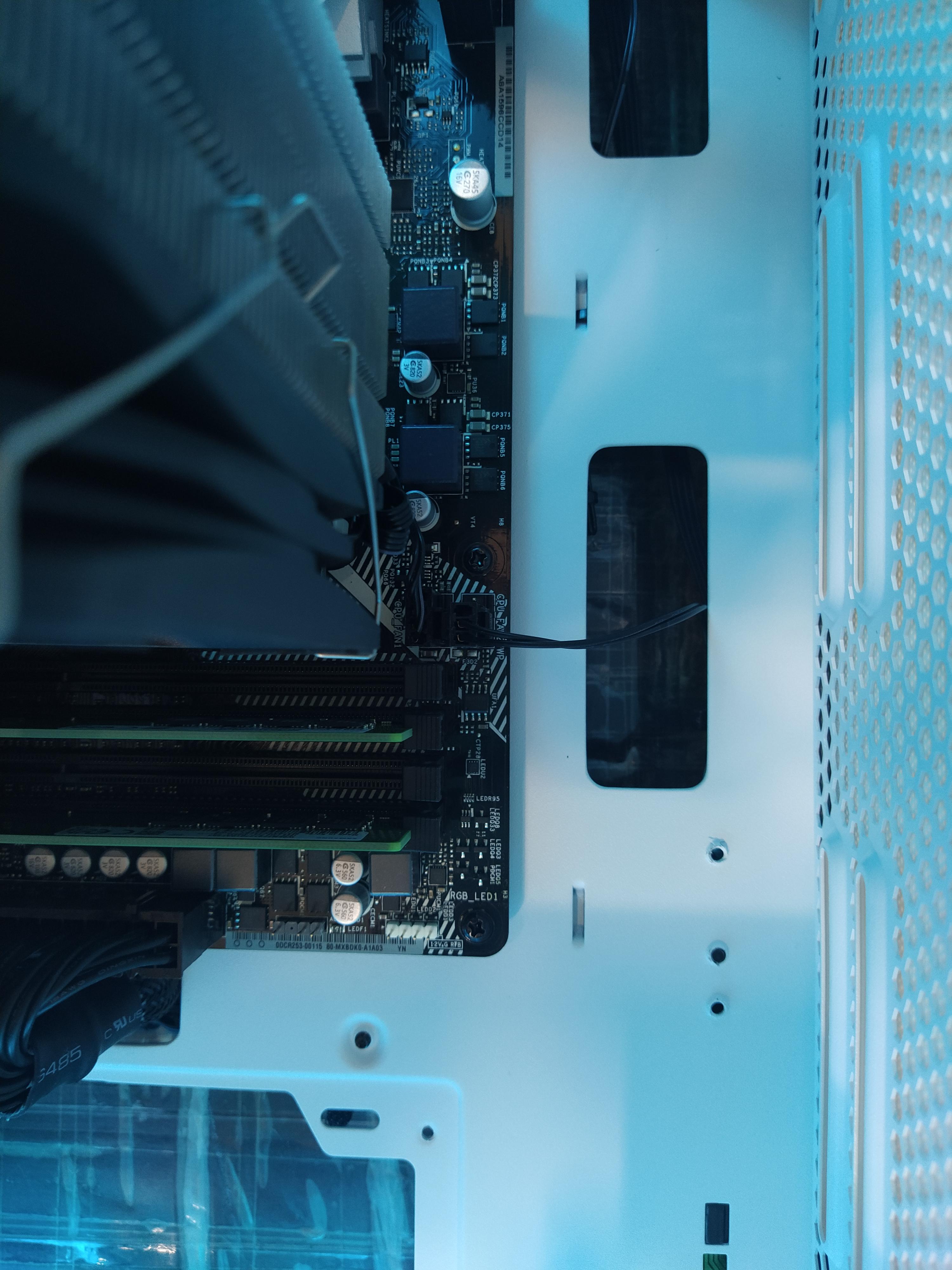 메인보드의 4핀 팬전원 커넥터에 3핀을 잘 연결합니다.