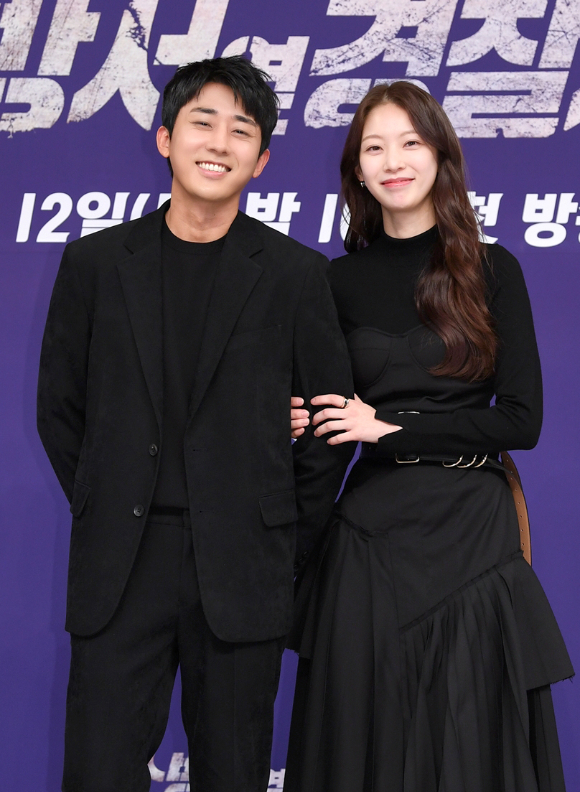 배우 손호준과 공승연이 10일 온라인으로 진행된 SBS 새 금토드라마 &#39;소방서 옆 경찰서&#39; 제작발표회에 참석하고 있다. [사진=SBS]
