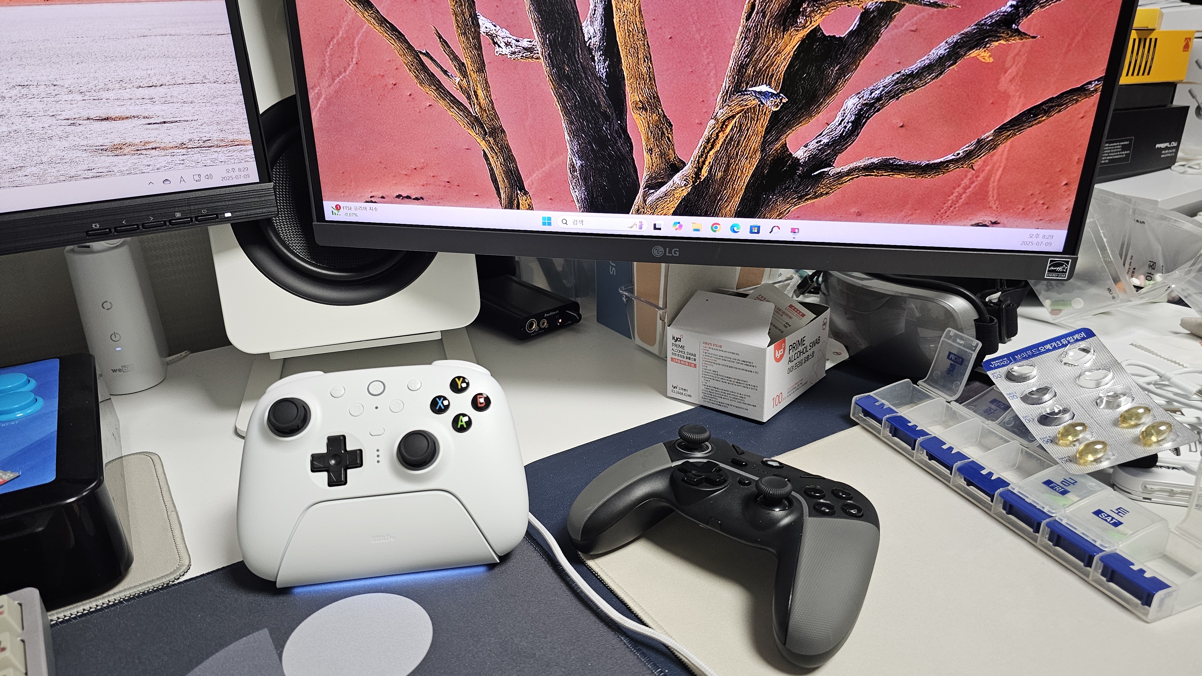 8BitDo 팔비또 사용 중인 책상 환경(충전독 거치)