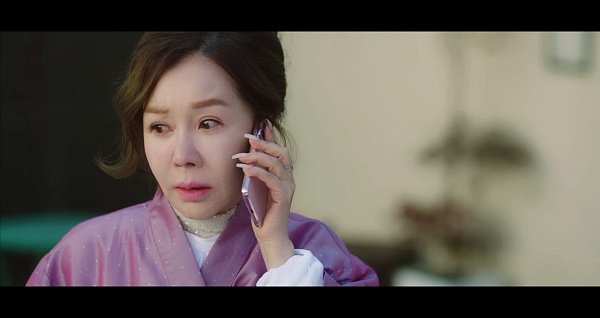 경찰서로부터-전화를-받는-애심