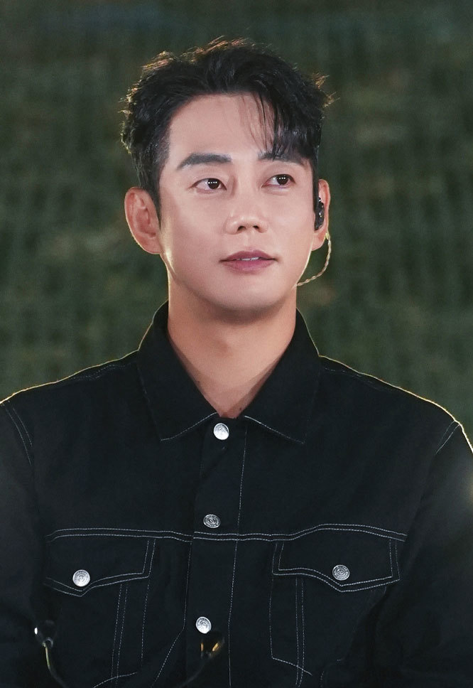 검은 상의와 인이어를 착용한 더 리슨 시즌6 출연자 테이