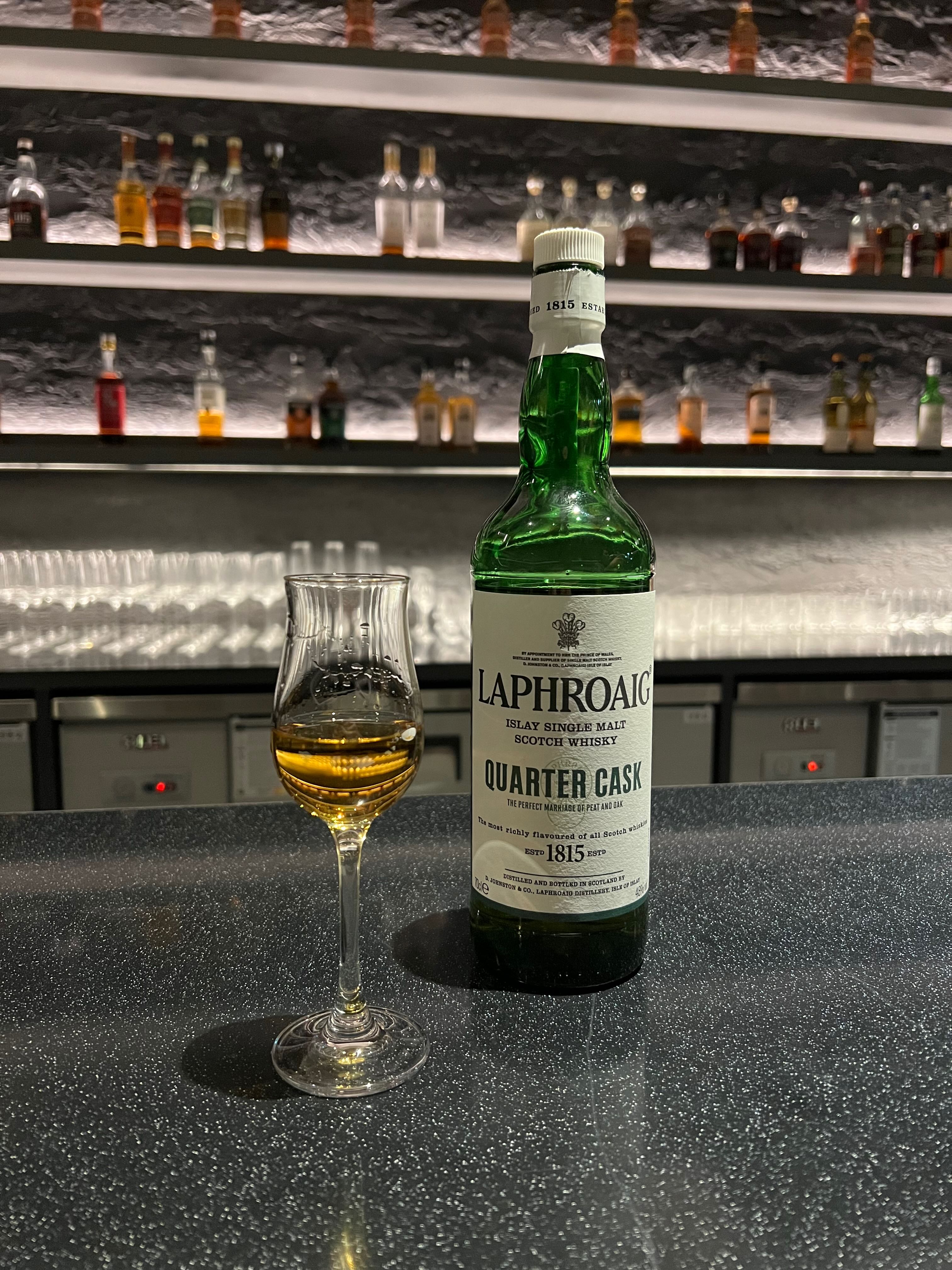 예쁜 바에 올려진 라프로익 쿼터 캐스크와 위스키가 담긴 잔