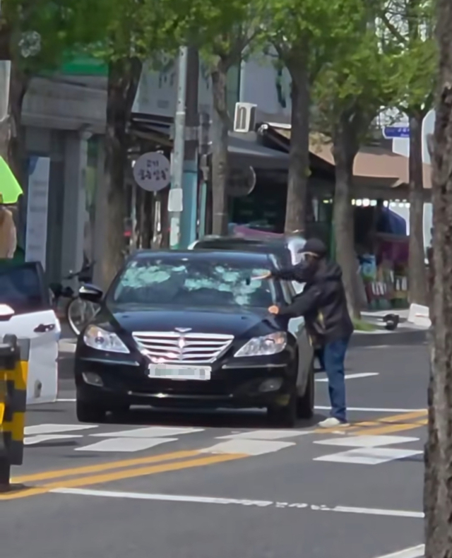 울산 도로 한복판 고무망치 난동 영상: "내려!" 아내 탄 차량 앞유리 박살 낸 50대 체포