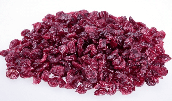빨간색의 말린 크랜베리들이 한가득 쌓여있다. 크기는 아주 작고 주름이 있다.