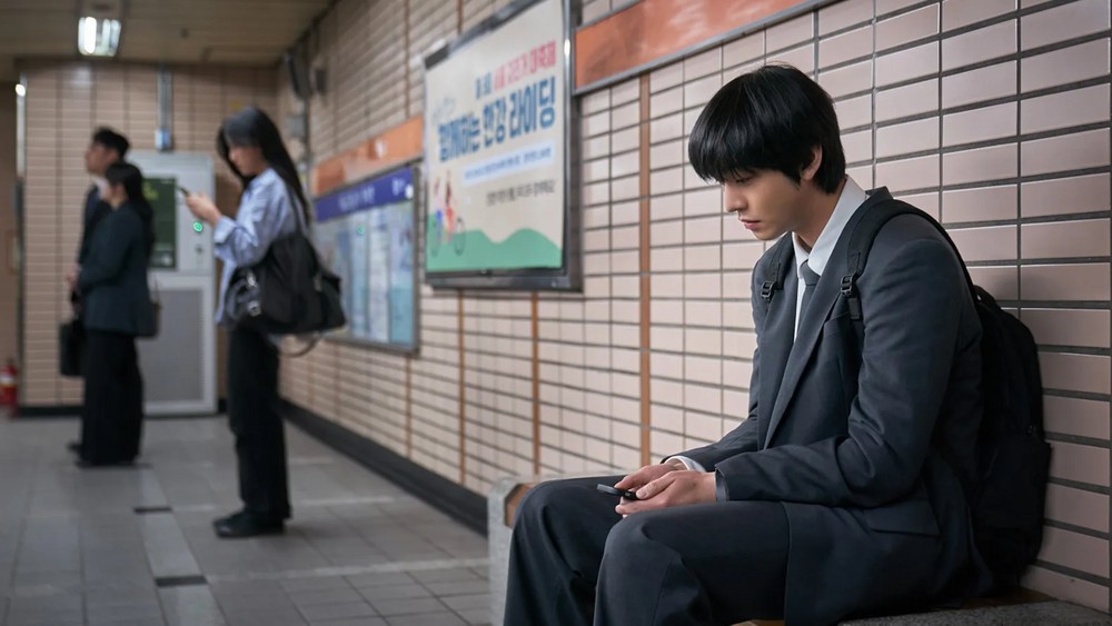 시작은 퇴근길 지하철. 10년간 외롭게 완독해온 장편 웹소설 ‘멸망한 세계에서 살아남는 세 가지 방법’의 마지막 화가 업로드 되던 바로 그 시각, 스크린 위로 현실과 소설의 경계가 무너진다. 도깨비가 등장하고, 생존을 건 미션이 사람들에게 떨어진다. 김독자는 누구보다 먼저 ‘다음에 무엇이 벌어질지’를 안다. 그러나 영화판 김독자의 목표는 원작 결말의 냉혹함을 복제하는 것이 아니라 “모두가 살아남는 결말”을 재구성하는 데 있다.