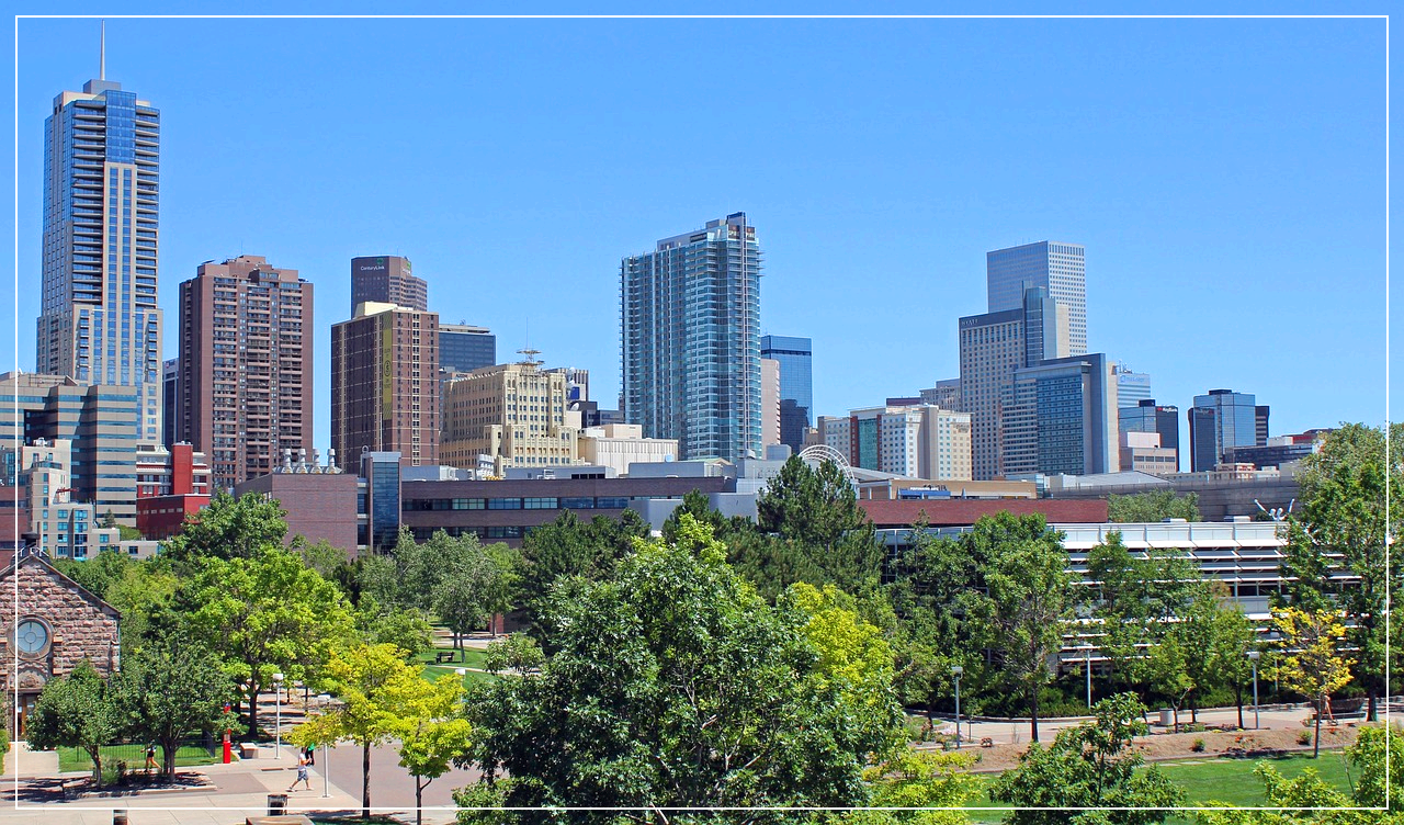 덴버의 녹지와 어우러진 고층빌딩들