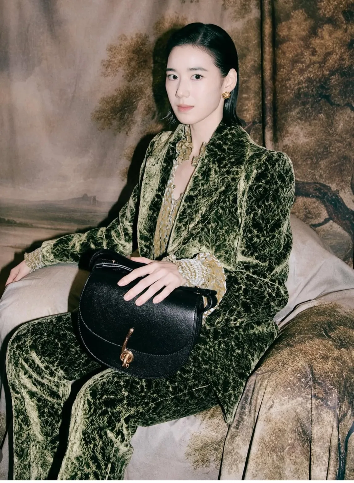 버버리 트렌치코트, 정은채 전지현 버버리 공항패션, 전지현 트렌치코트, 버버리 롱 캐슬포드, 버버리 캐슬포드 오버사이즈, 버버리 캐슬포드 레귤러핏, 2025 FW 공항패션, 공항패션 스타일링, 트렌치코트 비교, 트렌치코트 코디법, 트렌치코트 추천, 셀럽 트렌치코트, 버버리 공식몰, 버버리 나이트 아크백, 셀럽 패션 분석, 여자 트렌치코트 코디, 여자 공항룩