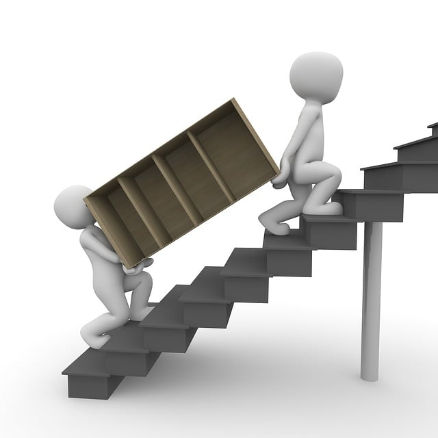 책장을 들고 계단을 오르는 그림