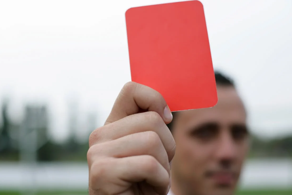 레드 카드를 주는 심판
