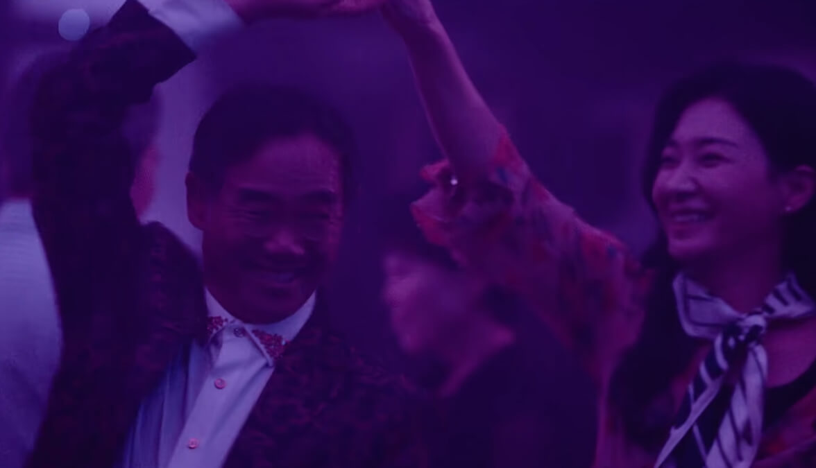 낯선 여성과 춤을 추고 있는 일홍