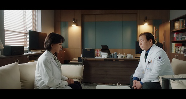 담당과장에게-휴직얘기를-하는-정숙