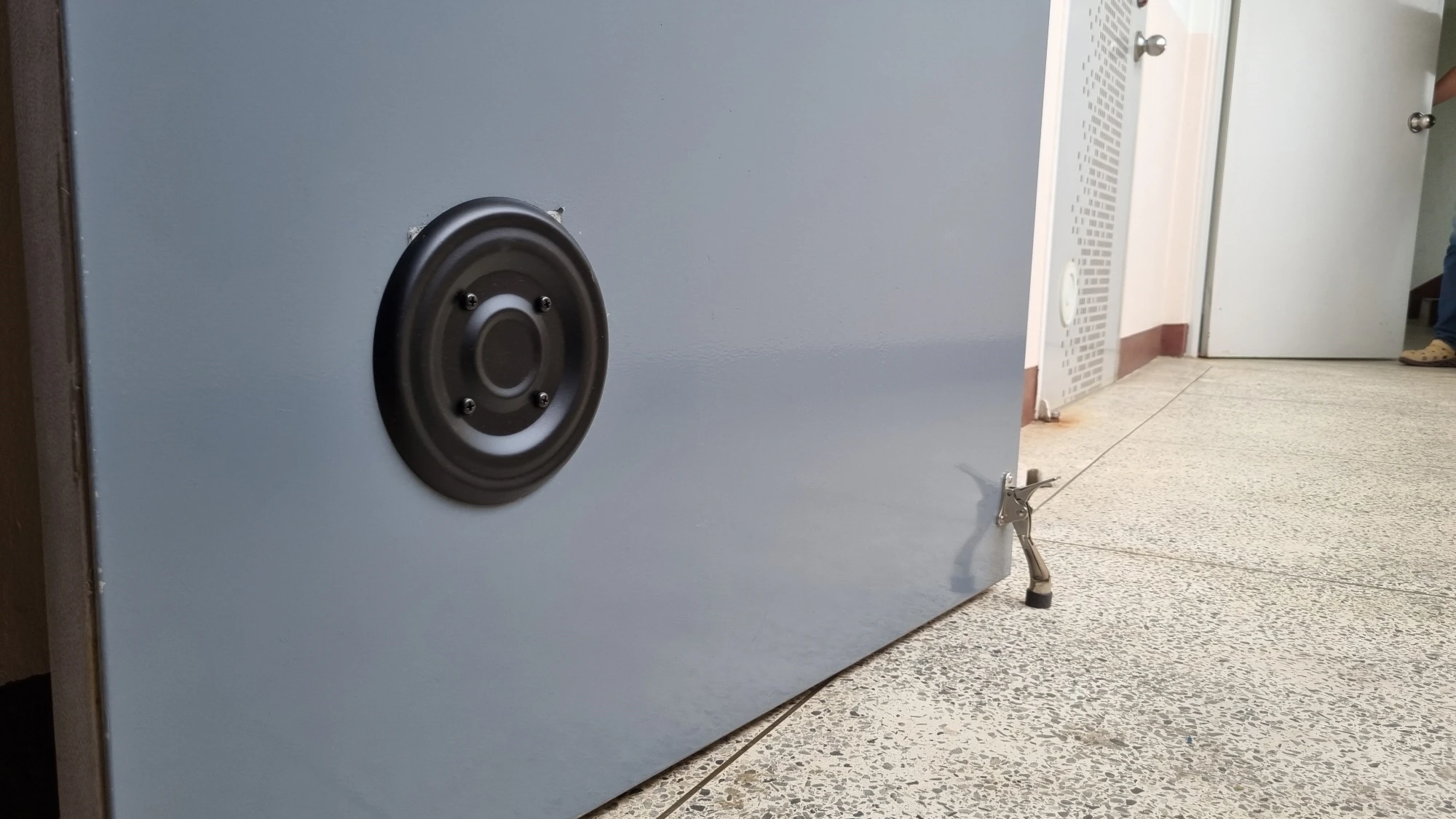 현관문 구멍 막은 모습