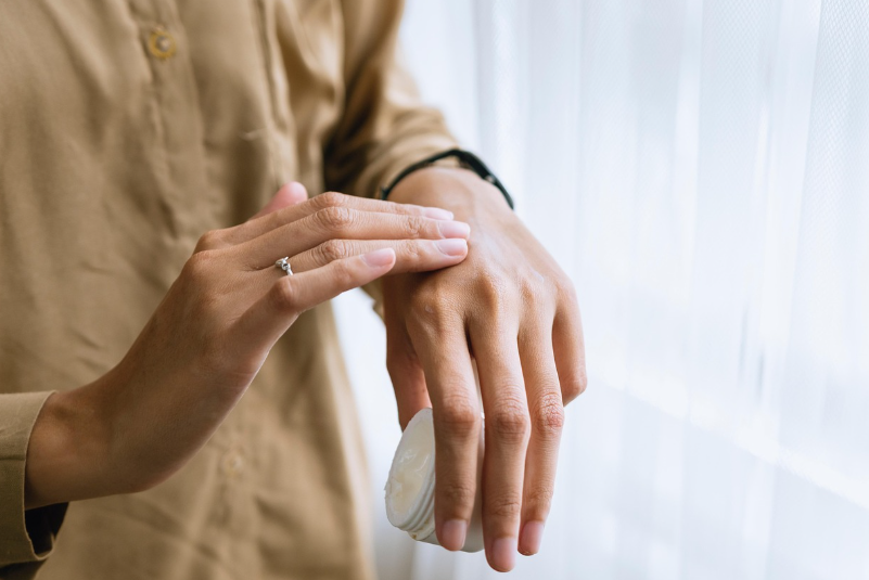 피부를 관리하는 모습을 보여주는 사진